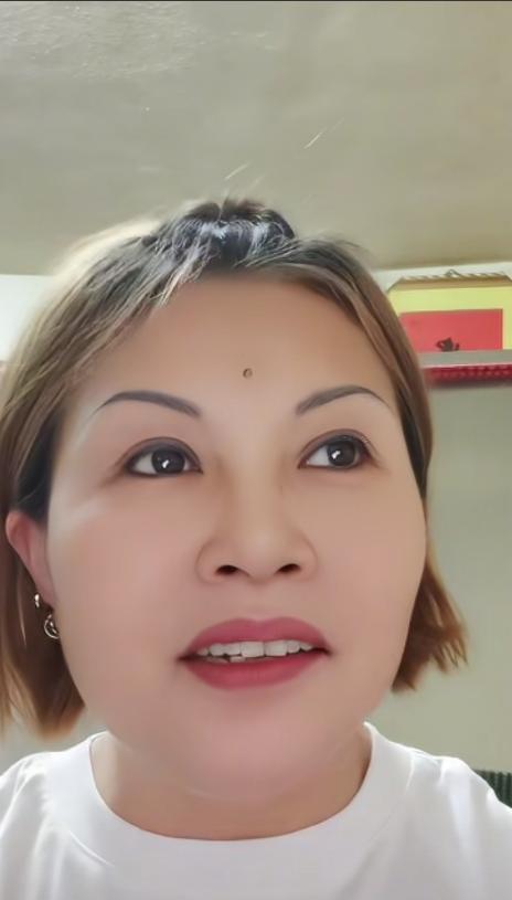 国民党前中常委何鹰鹭最新发声称，虽然她已经退出了国民党，但她希望郑丽文主席亲自赴