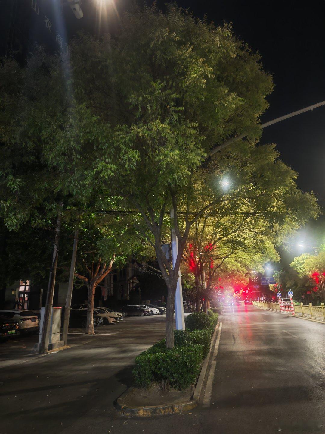 加班，走出单位，步行回家，夜晚中的小县城，街景。[作揖][作揖] ​​​