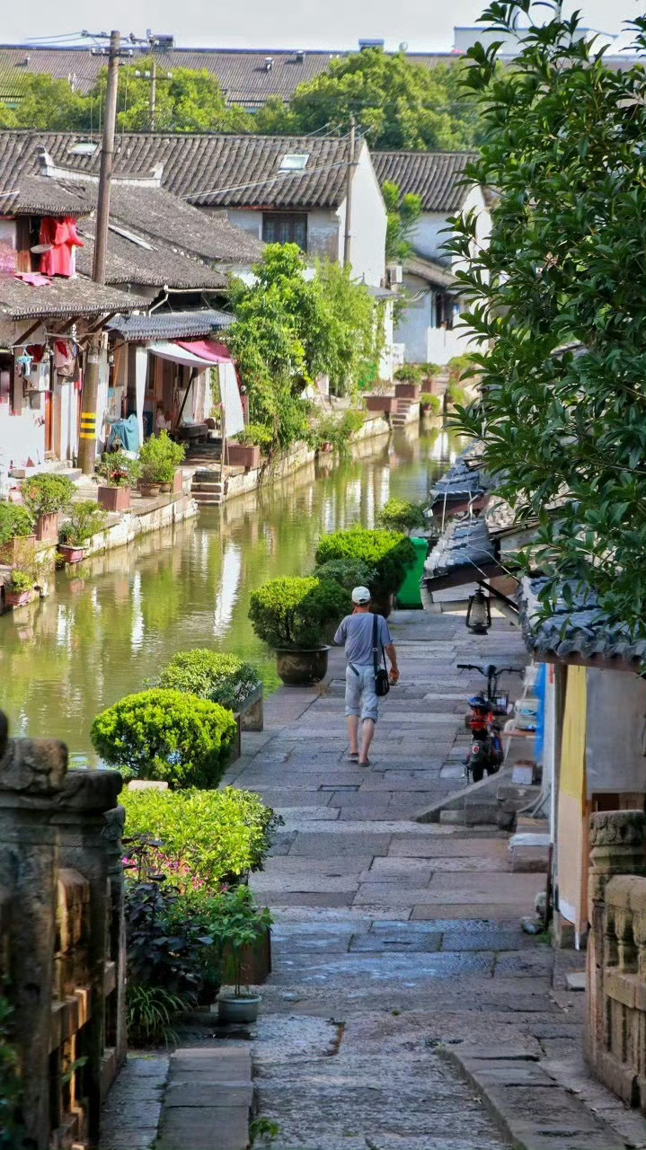 贵州 | 镇远古城，青山含黛，锦绣楼台；河水蜿蜒，渔舟唱晚  … ​ ​​​
