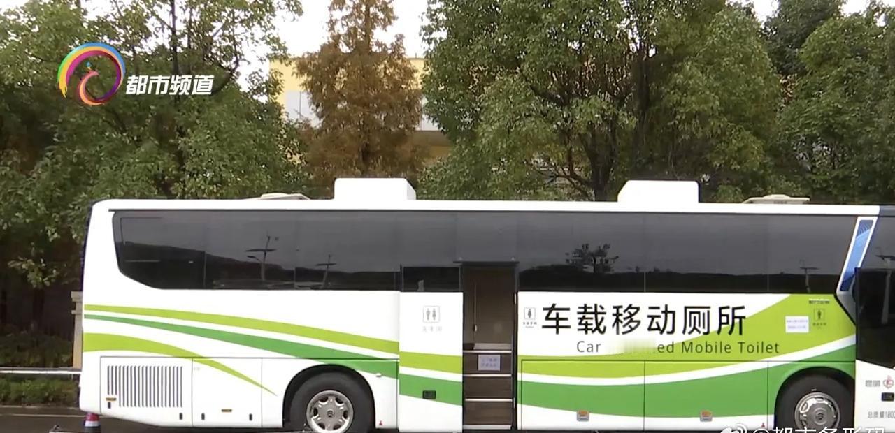 【观鸥景区扎堆排队上厕所？看看这个能移动的大家伙】又是一年观鸥季，昆明草海大坝游