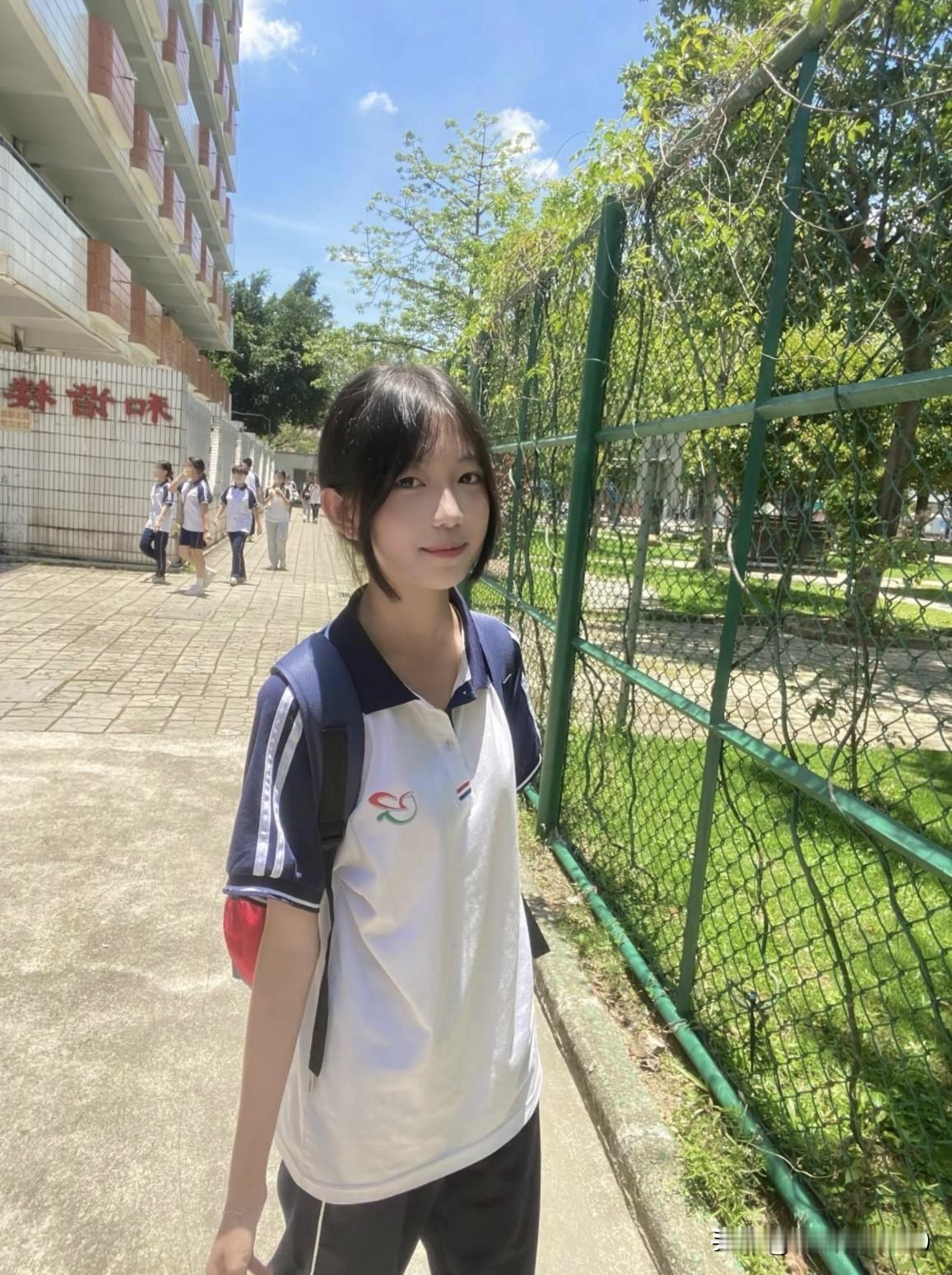 分享青春最美的时光 
高中生 校园