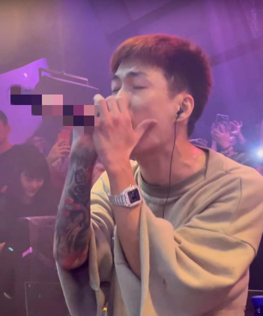 咳咳，吃的这么认真