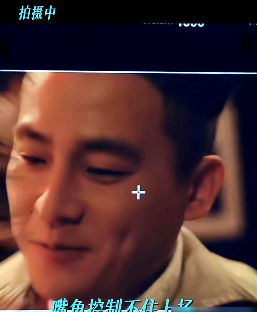 娜扎一把拽过欧豪强吻，导演赵宝刚在监视器后猛拍大腿，这画面绝了。

谍战剧《醒来