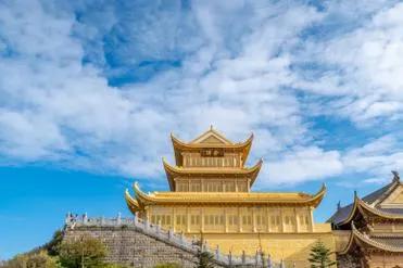 我很好奇，山顶上修建金屋，难道真的不会破坏山顶的自然环境吗？山顶上建造金屋，而且