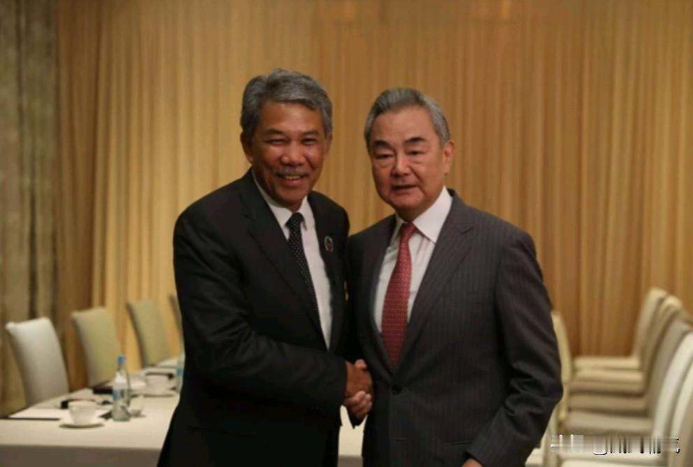 当地时间 7 月 21 日，马来西亚外交部长穆罕默德表示，当前马中关系和东盟中国