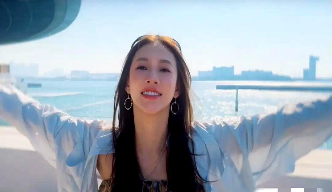 昨天还在迪拜七星酒店喝香槟，今天凌晨刺耳的防空警报就把人直接砸下床。你敢信明星出