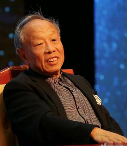 1990年，时任驻美大使李肇星在美国大学演讲时，被一老太太质问："你们为什么要'