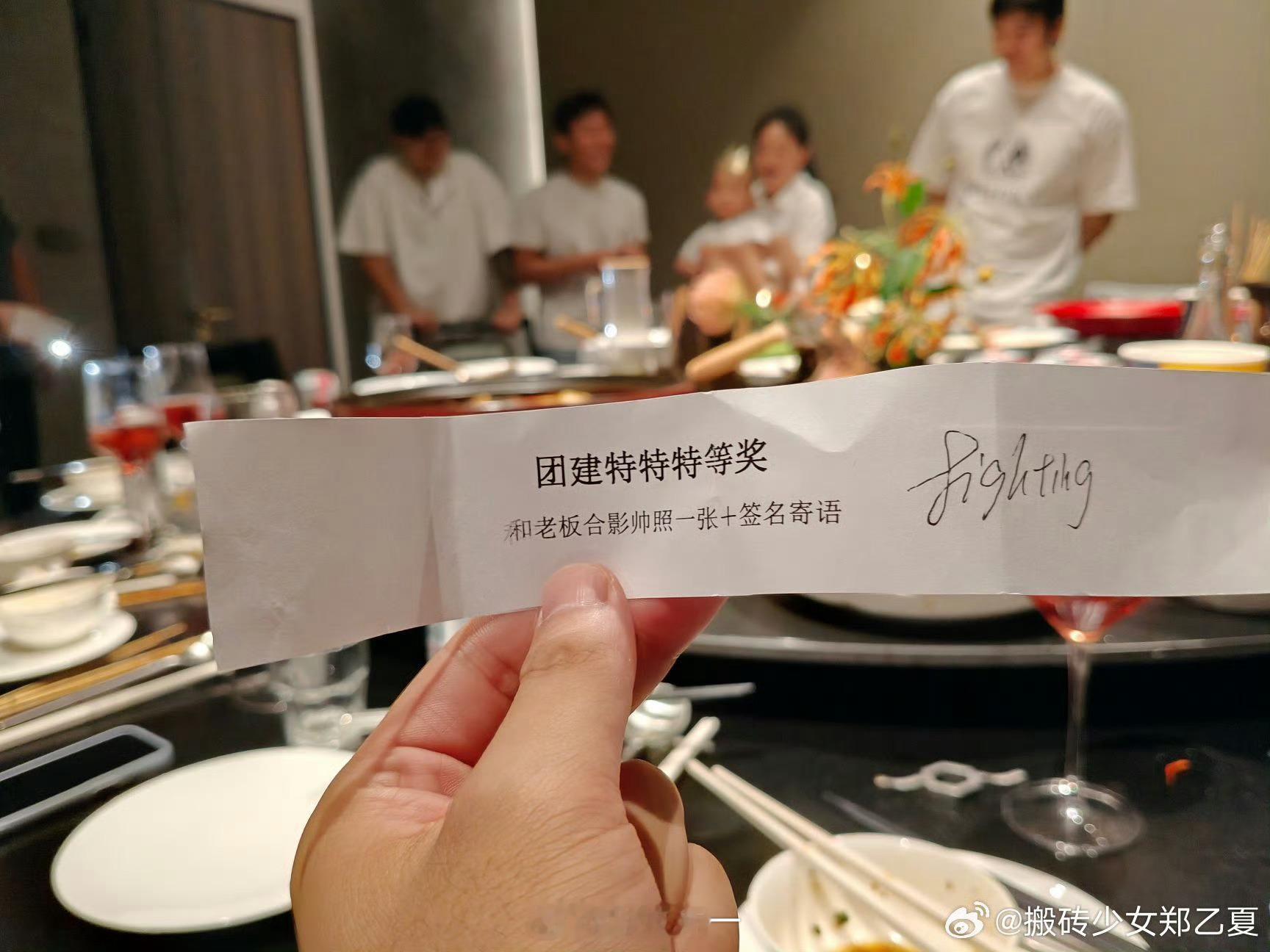 哈哈哈，我突然想起一件事，如果跟科技新一合影一张，和给你一万块钱，二选一，你选啥