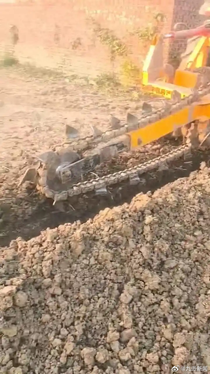 #村民称耕地遭施工压实难种小麦#【#镇政府回应村民耕地遭施工碾压#：没协商好，误