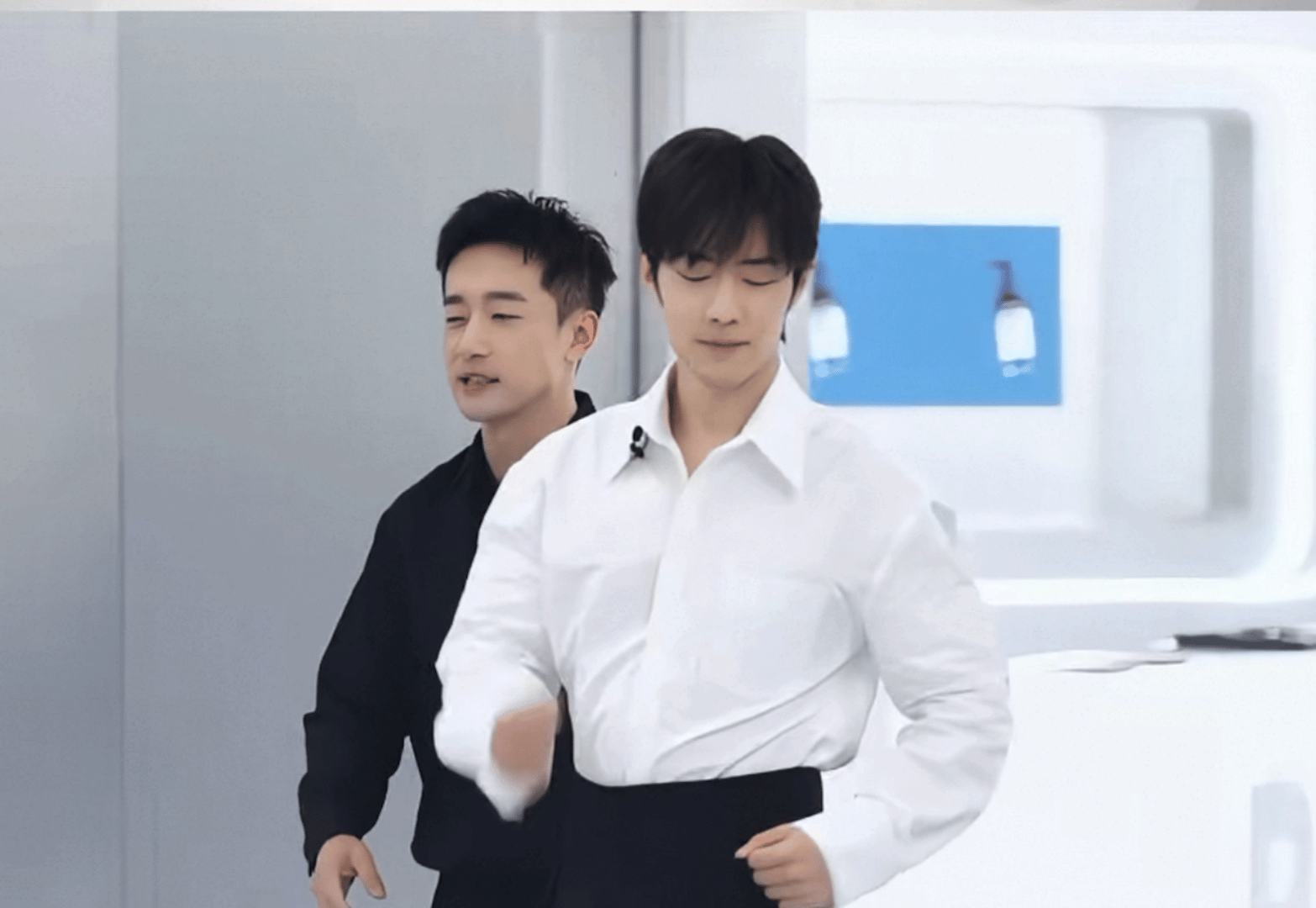 难得看肖战松弛成这样