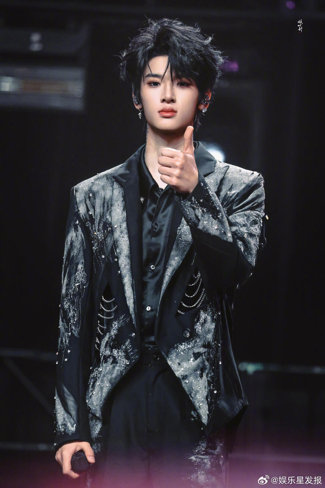 张峻豪出场 bgm 是非诚勿扰张峻豪这出场方式也太有梗了，非诚勿扰一响直接笑喷，