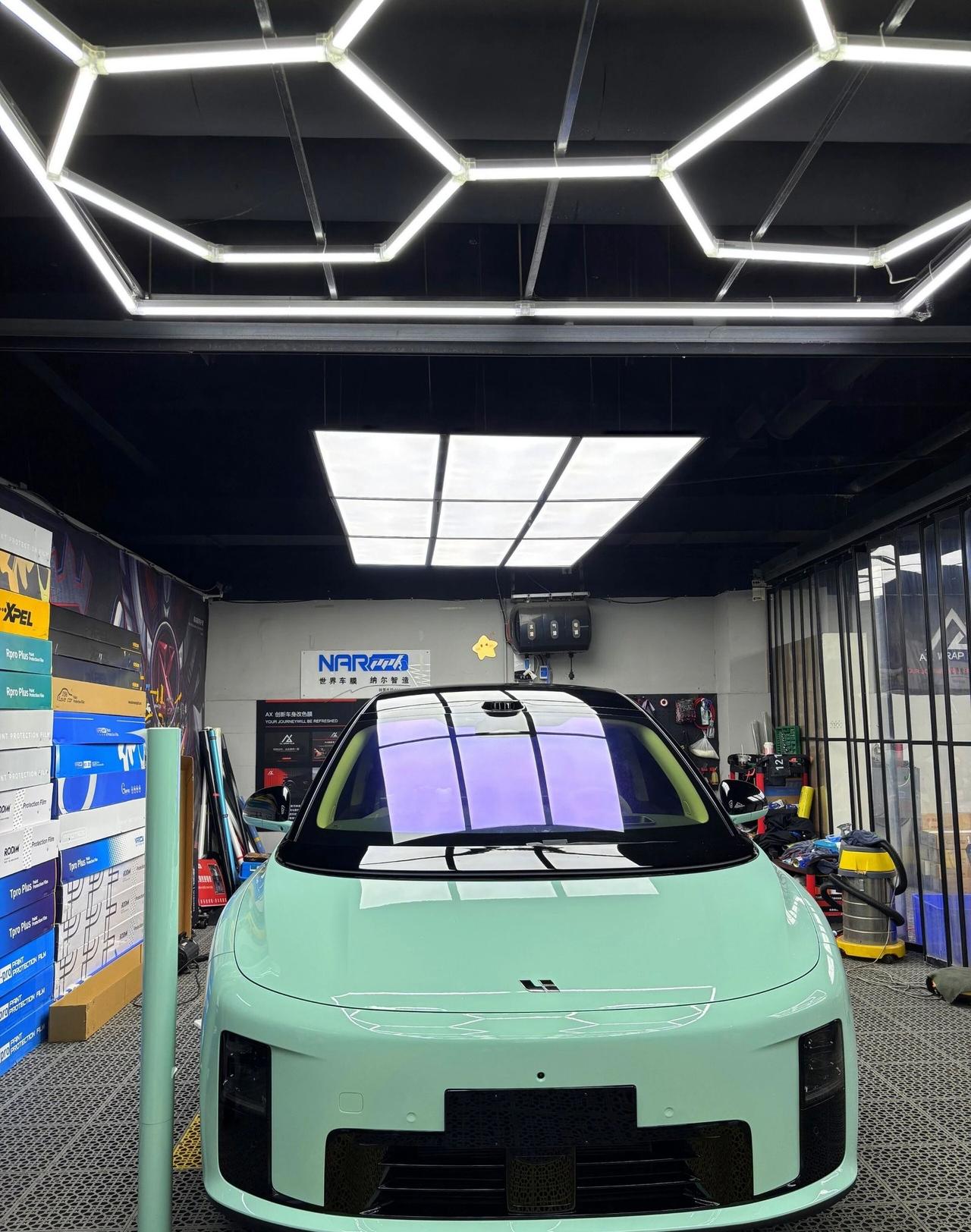 理想I8改成这款颜色是不是挺好看滴理想L8改色：告别“街车”感，让家用SUV秒变