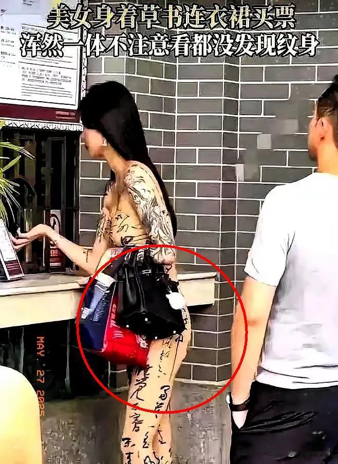 刚开始还以为是穿着衣服呢，仔细一瞧，好家伙，全是纹身啊！👀
现代纹身技术已突破