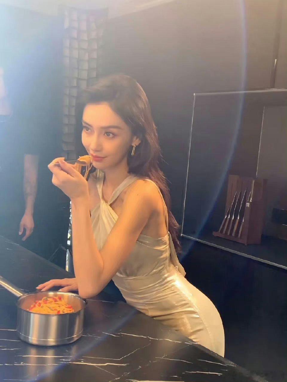 你还真别说，我感觉杨颖也是风韵犹存的存在[开学季][开学季][开学季]这小翘臀这