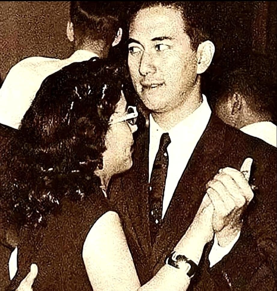 赌王为什么爱跳舞呢？
他娶的四房太太中，除了三太是个不会跳舞的护士出身，其余三位