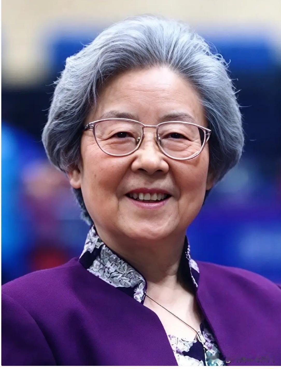 她是中国第一位女子乒乓球世界冠军，退役后深耕教练、体育科研，长期担任中国乒协副主