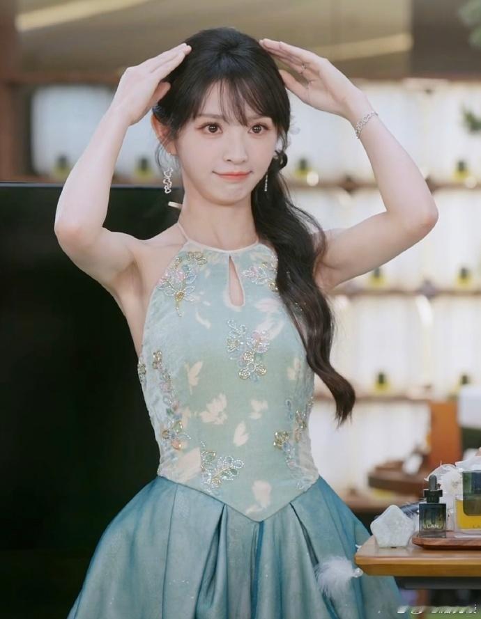 田曦薇新中式花苞裙田曦薇新中式挂脖长裙 这身造型直接封神！挂脖设计凸显精致锁骨，