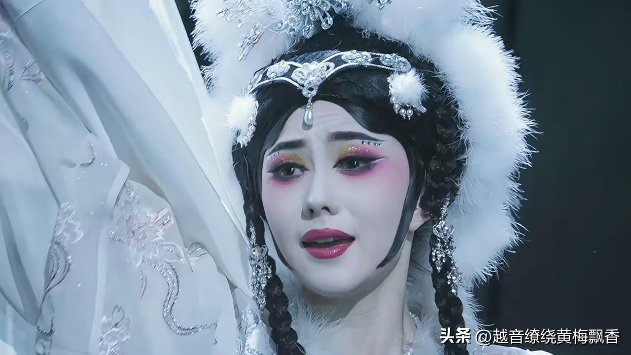 从制作层面来看，画面精美，无论是舞台上的华丽表演，还是生活场景的朴实描绘，都展现