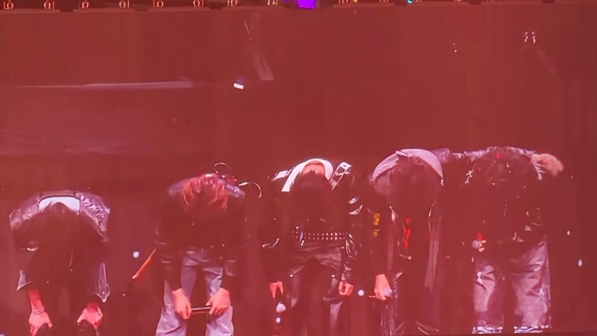 TOP登陆少年集体鞠躬道歉。。。。为什么要这么对他们？三代的弟弟确实很惨，从一开