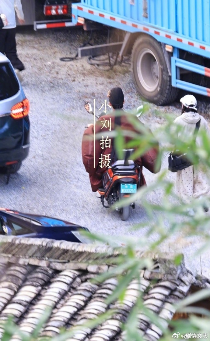 王安宇穿古装骑电动车路透反差感直接戳中笑点！王安宇一袭古装清雅俊朗，书卷侠气融于