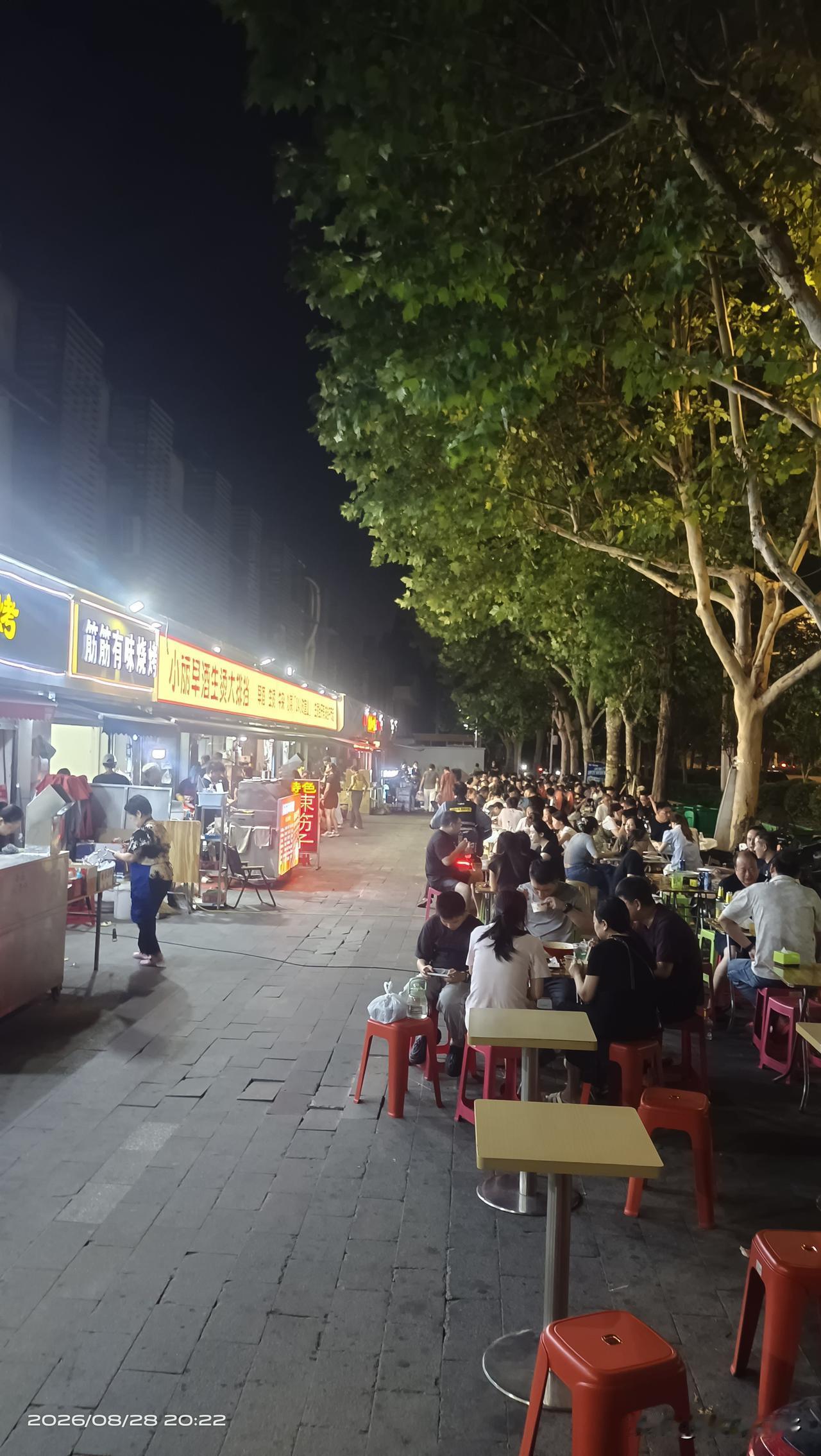 我现在想劝所有父母静一静，别再逼孩子成龙成凤了。未来95%的孩子都是平庸的，你拼