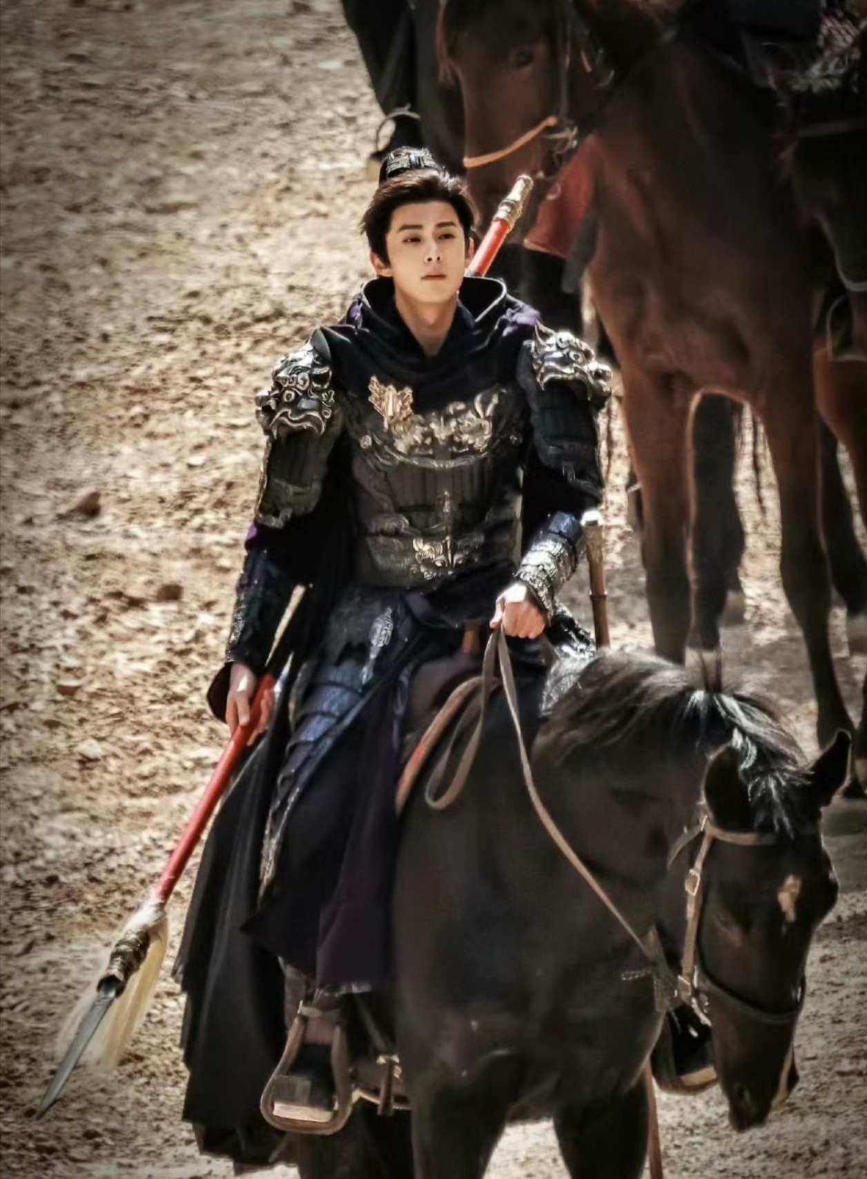 王鹤棣因拍摄《将门独后》与筹备《大奉打更人2》缺席阅文盛典，红衣策马路透获赞“天