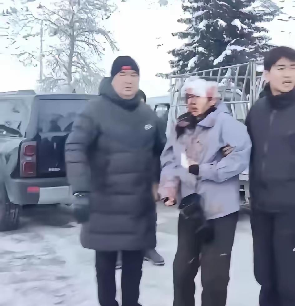 这女游客真不值得同情！还好雪豹嘴下留情只是“吻”了一下脸。

你能远远地看一下就