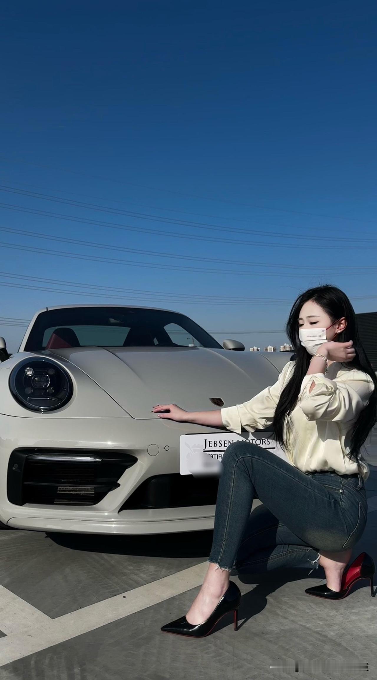 她肯定不是保时捷的车主
不信打个赌
美女保时捷车主 保时捷女销冠军 保时捷女总裁