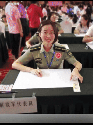 她年仅25岁，军龄却有14年了，在军中被称之为神算子，网友:果然优秀的人都上交国