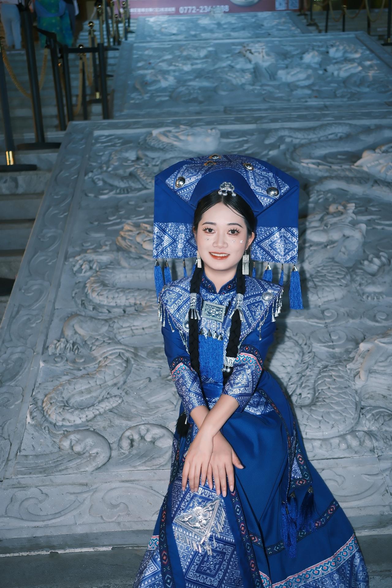 古镇随拍几张，美女表情不错氛围感拉满的穿搭 民族风服饰 汉服文化传承 国风古韵穿