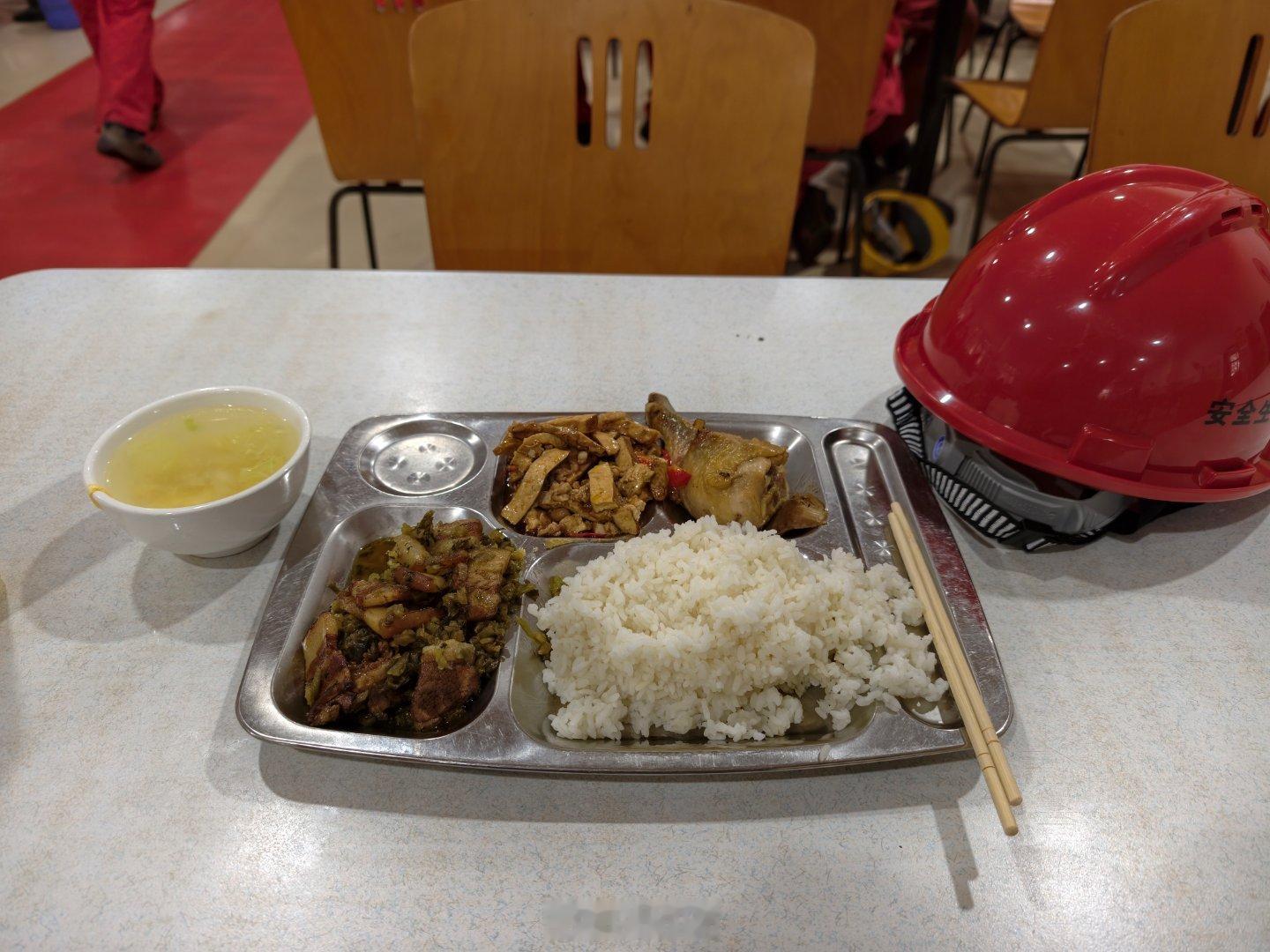 世界杯到现在为止还没有看出来哪只球队特别强吧，差距都在缩小。只有国足还在吃鲍鱼。