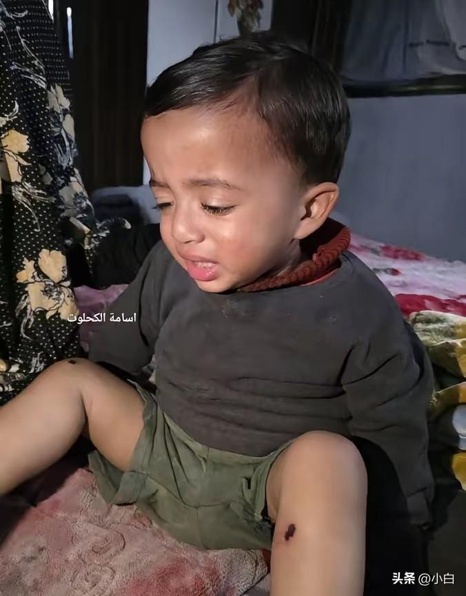 以色列士兵在加沙中部对一名一岁儿童施以酷刑，以迫使其父亲在审讯中认罪。
​节目中