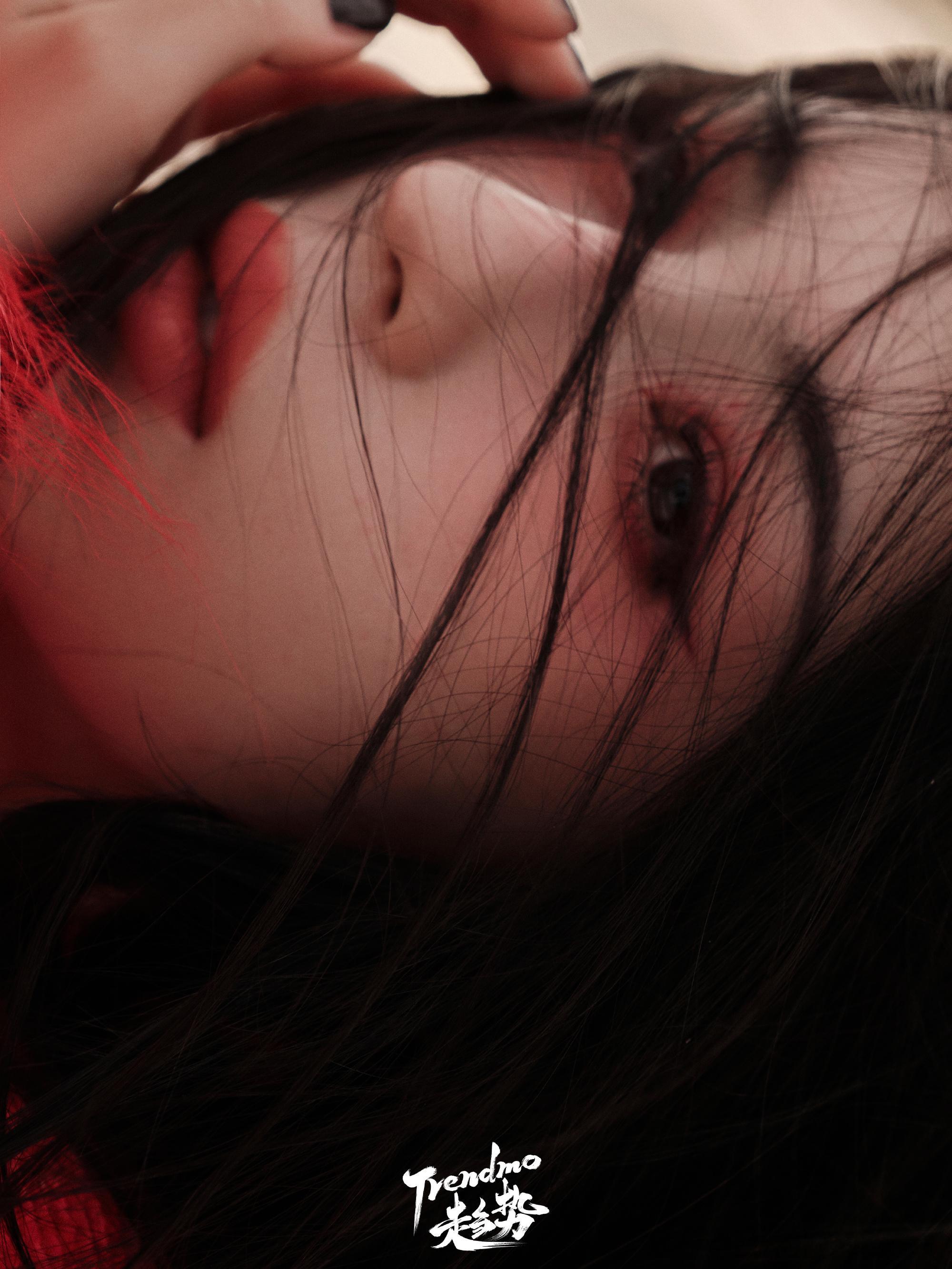 #哈妮克孜炙烈红衣大片#哈妮克孜真的是好美啊，一身红衣热烈而自由！而且红色金箔的