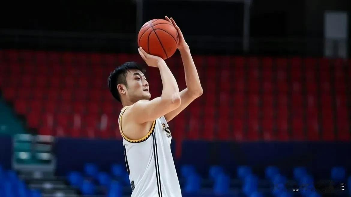 继续“远投三分”，丛明晨和辽宁男篮完成续约，他将开启为辽宁男篮生涯的第11个赛季