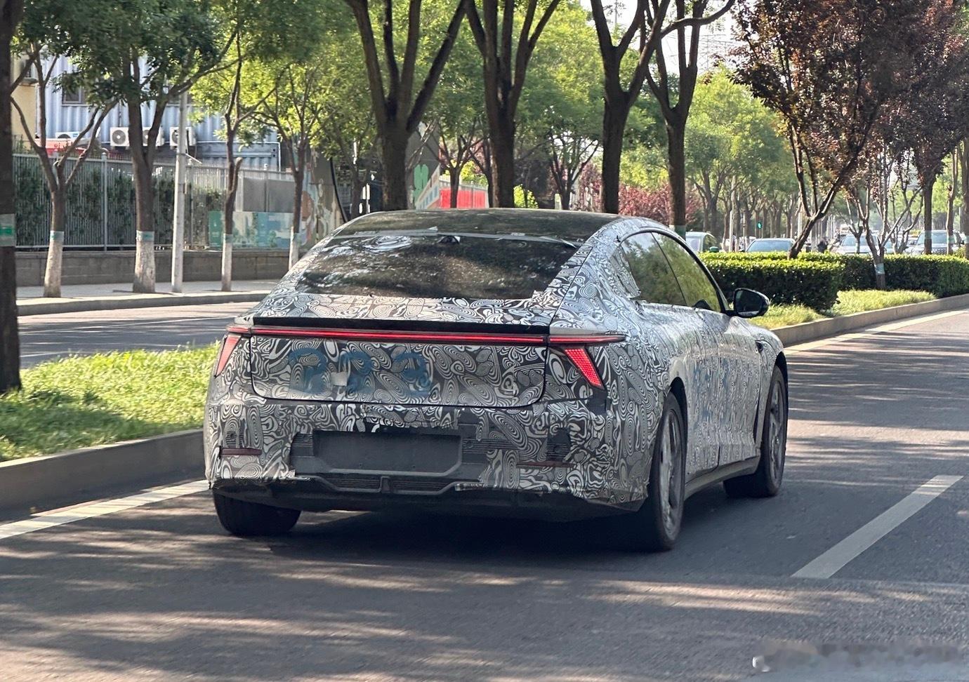 路上遇到的伪装车，姿态还挺好看，还是个掀背。你猜这是哪个品牌？#大v聊车# ​​