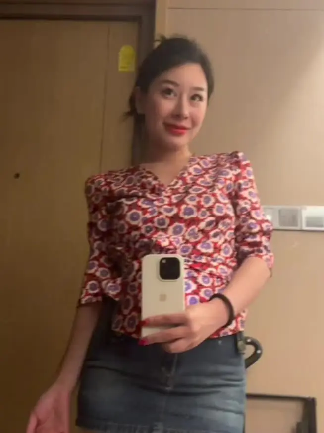 看似文静却很懂得玩乐的女人 时机到了 发束也会放开的女人 虽然遮掩但比...