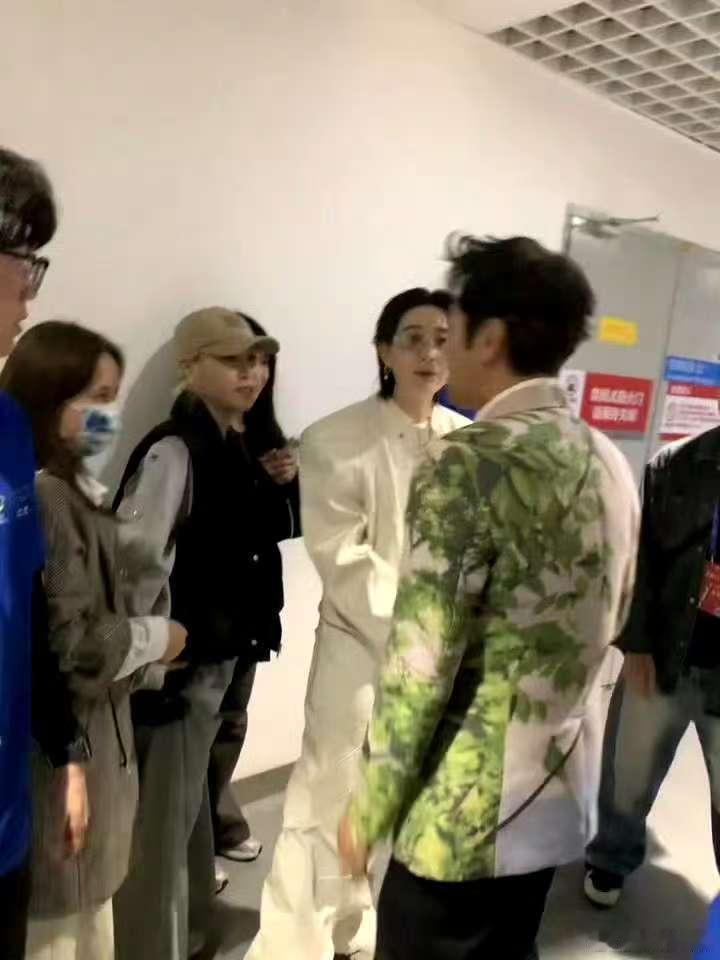 李斯丹妮后台偶遇蔡国庆家人们谁懂！后台偶遇李斯丹妮和蔡国庆梦幻同框。李斯丹妮一现