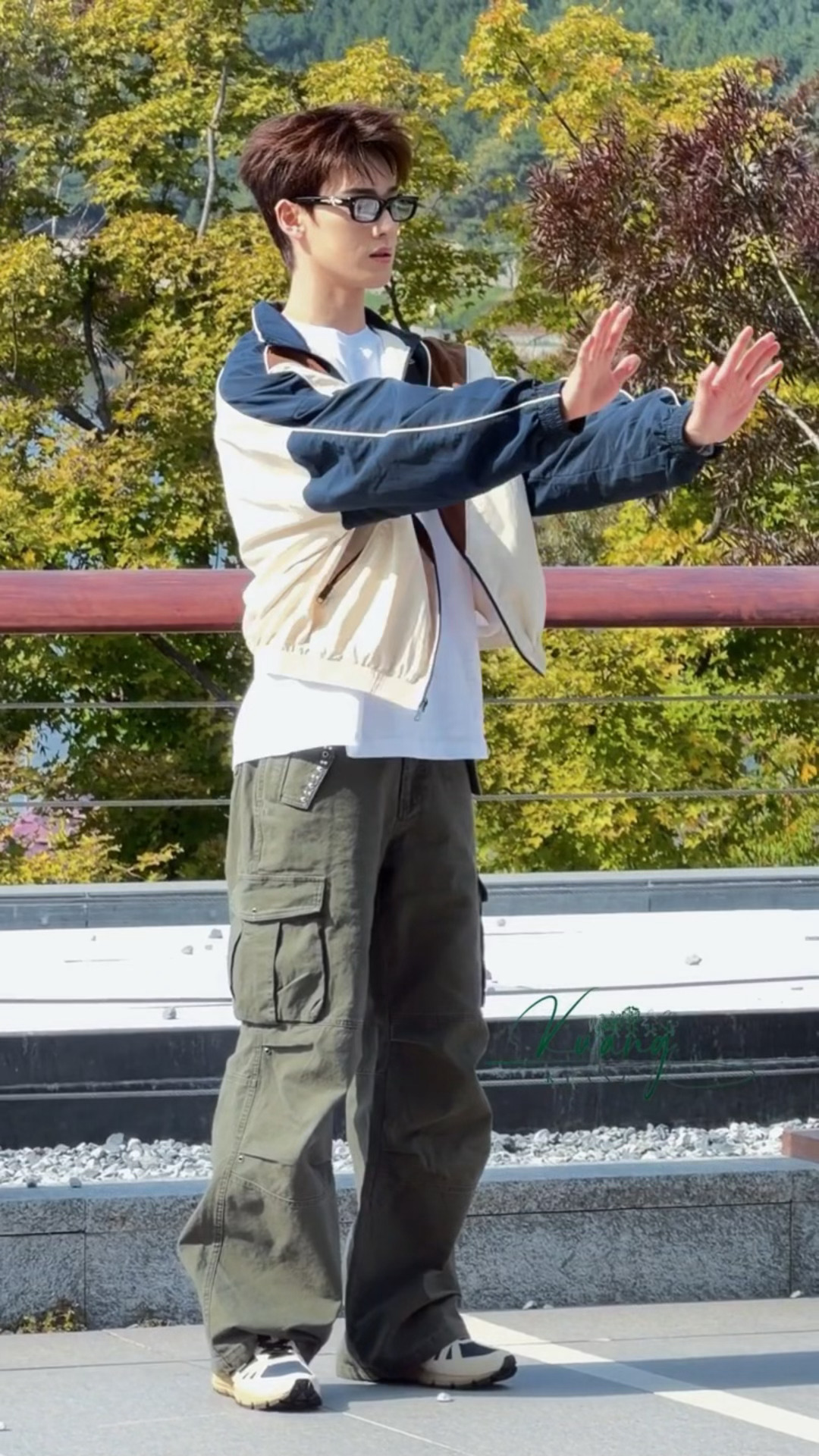 这位萌萌的男大在比划森莫🥰😘🥰🥰李昀锐现发上班完全清爽男大 ​​​