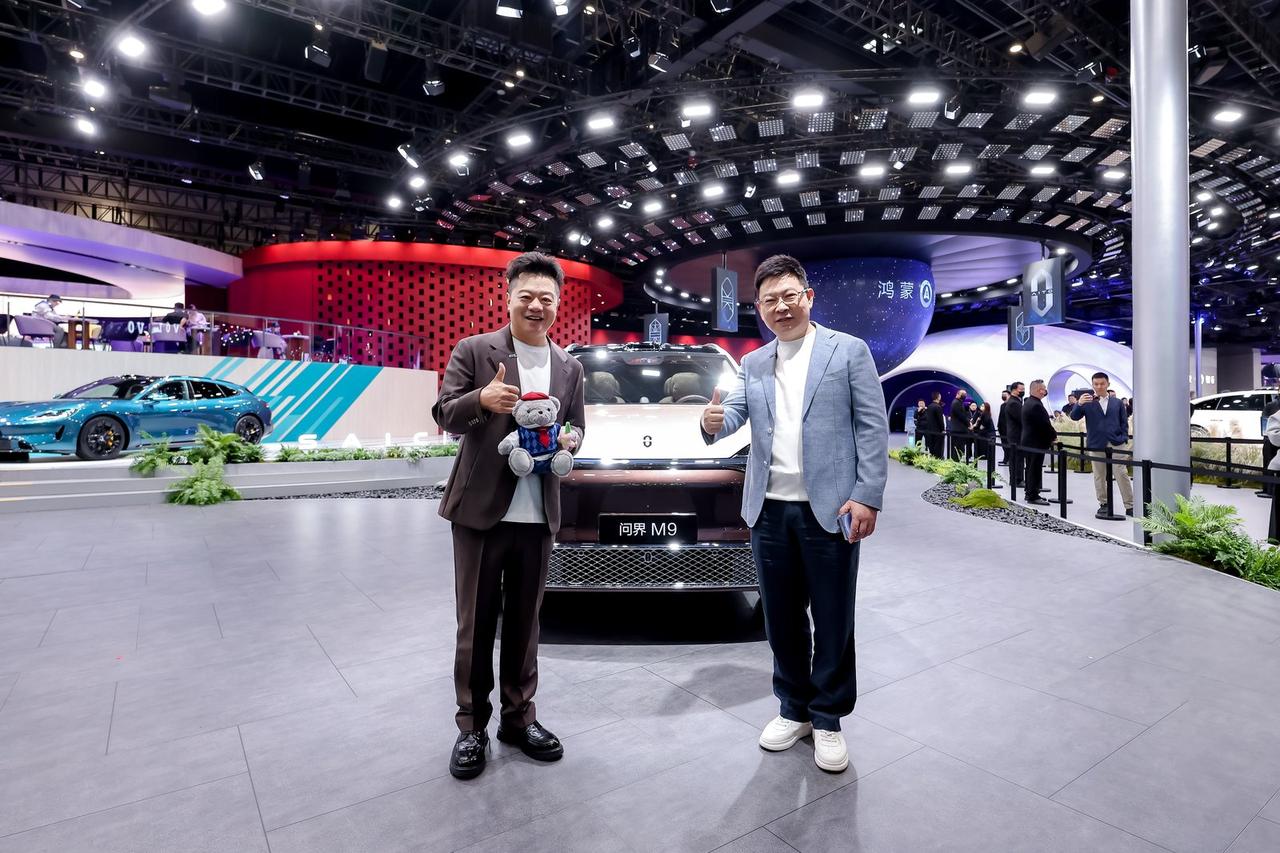 “双东”直播出圈！鸿蒙智行解锁车圈全新沟通方式
2026北京车展上，鸿蒙智行《鸿