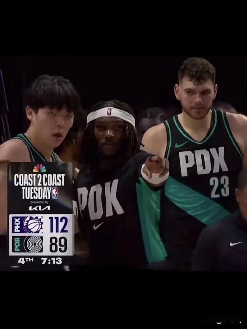 开拓者队的第一中锋克林根今天看杨瀚森的眼神属实太吓人！再一次露出死亡凝视！
这难