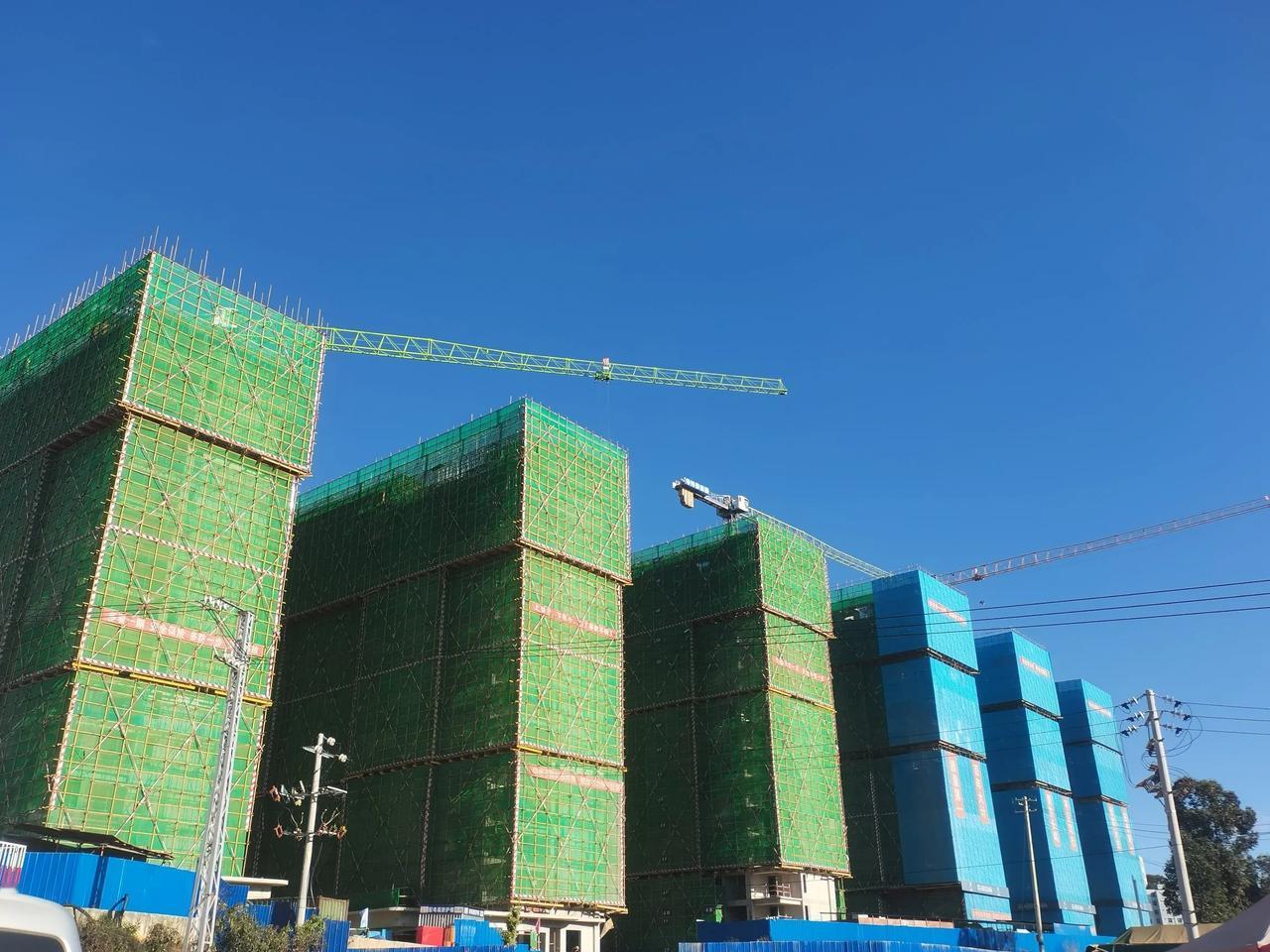 呈贡这边龙街的这个邦泰项目是好快啊！
修在了这个以前赶龙街的地方，其实是没有占用