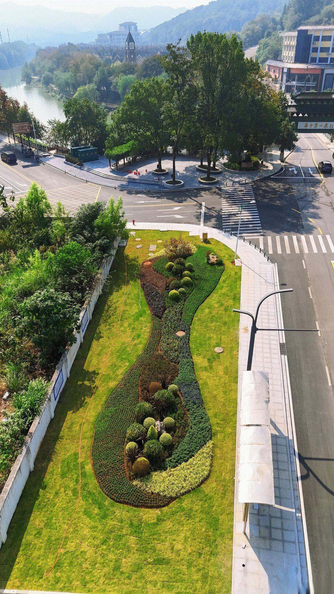 【孟养浩东路，双重焕新】秋日的咸宁街头，孟养浩东路以“颜值与功能”双重焕新的姿态