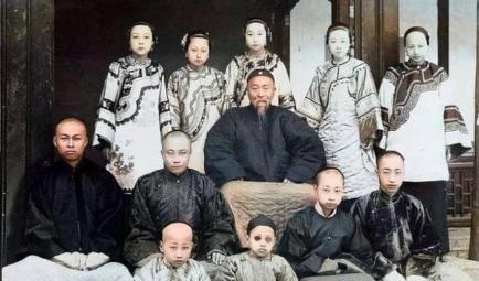 1901年，李鸿章去世，他给子孙留下4000多万两白银和无数家产，可没想到，52