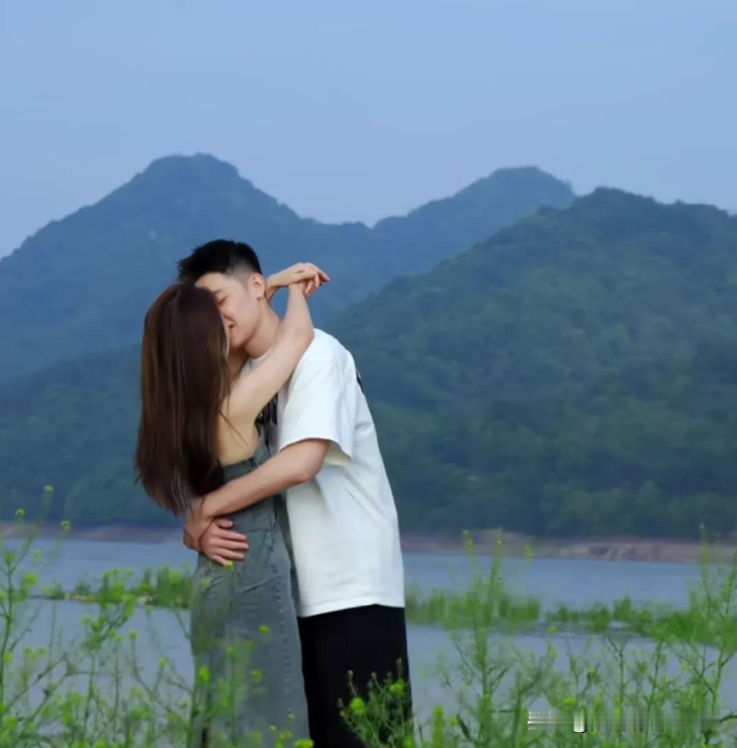 好的情人胜过夫妻
情人分两种:
第一种物质
第二种感情比夫妻还好
真正相爱的人不