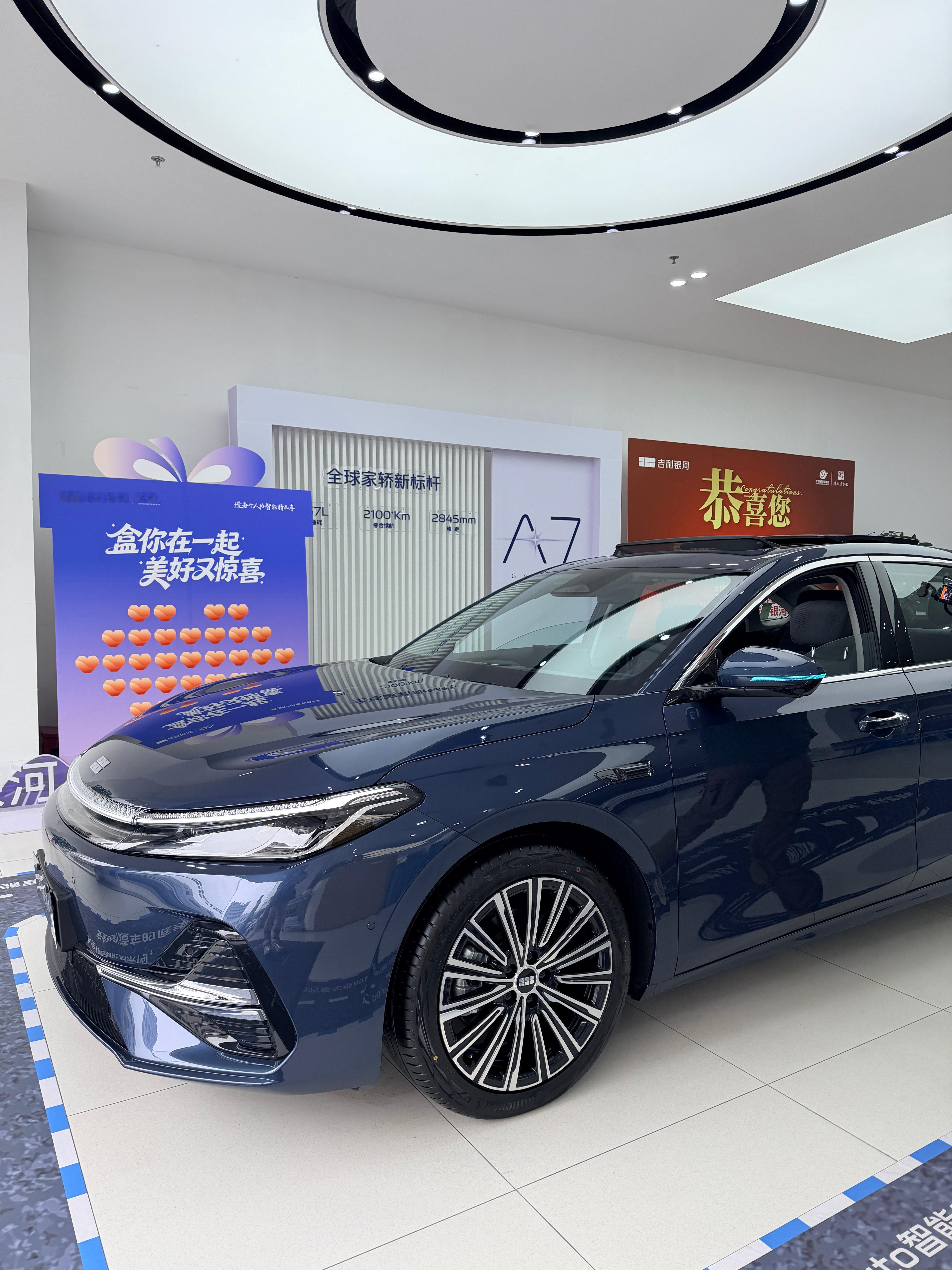 来拍个吉利银河A7这车姿态不错~才8.18万起感觉可以买辆送长辈