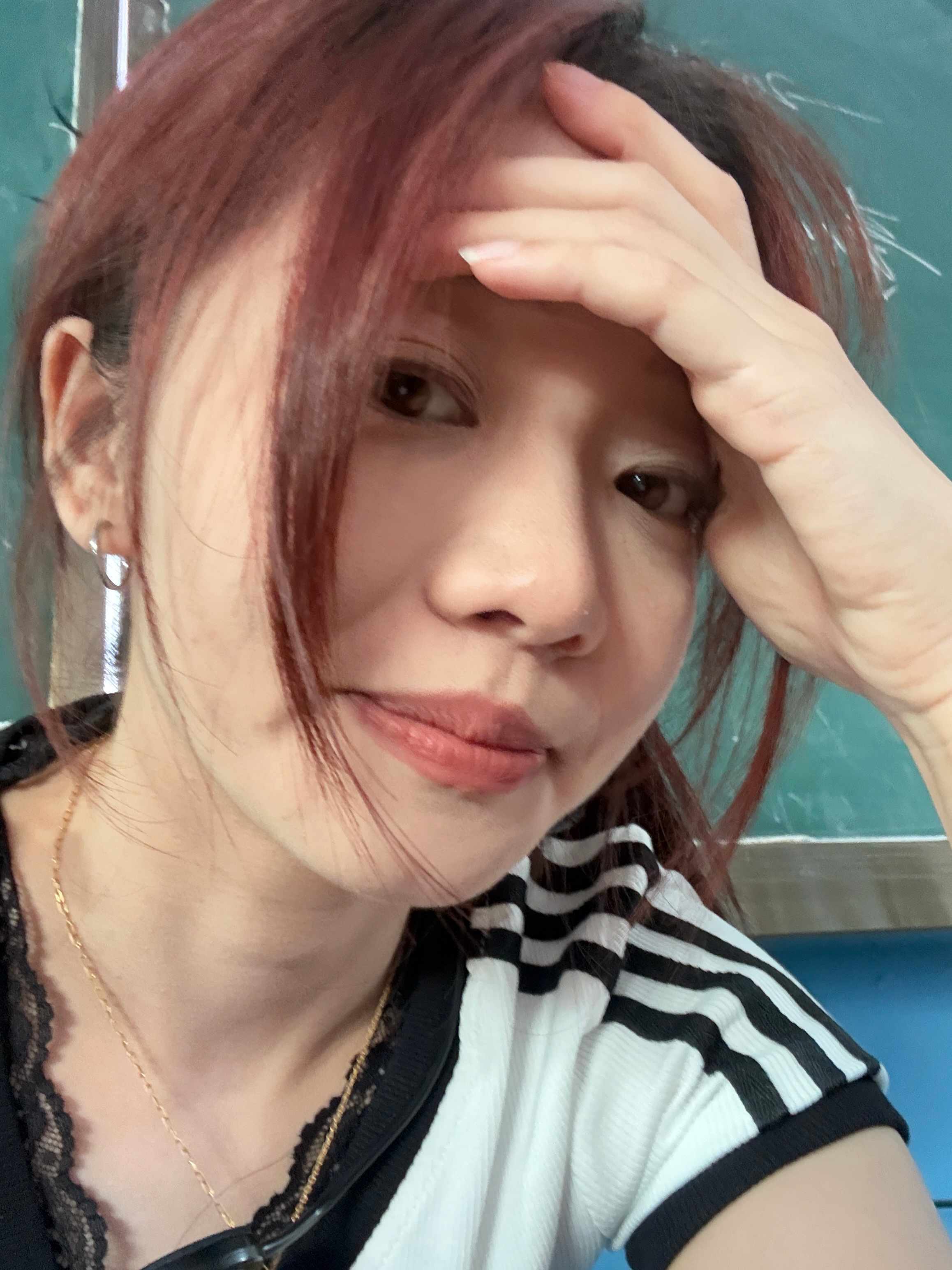 刚刚上课又走错班了 被原班学生在窗户边发现了 于是他们在旁边那栋楼的窗户大喊 老