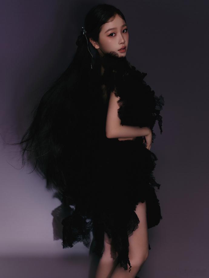 #虞书欣黑网纱玫瑰##虞书欣双马尾又甜又A# 虞书欣的黑色网纱裙大片实在惊艳，双