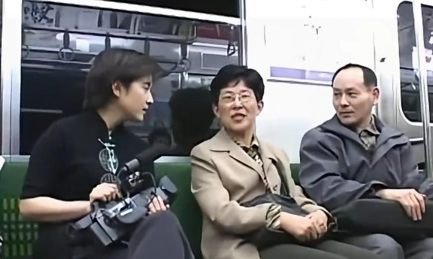 借债3万沦为日本黑户，15年不回家，他凭啥送女儿读美博？
上世纪八十年代末，一个