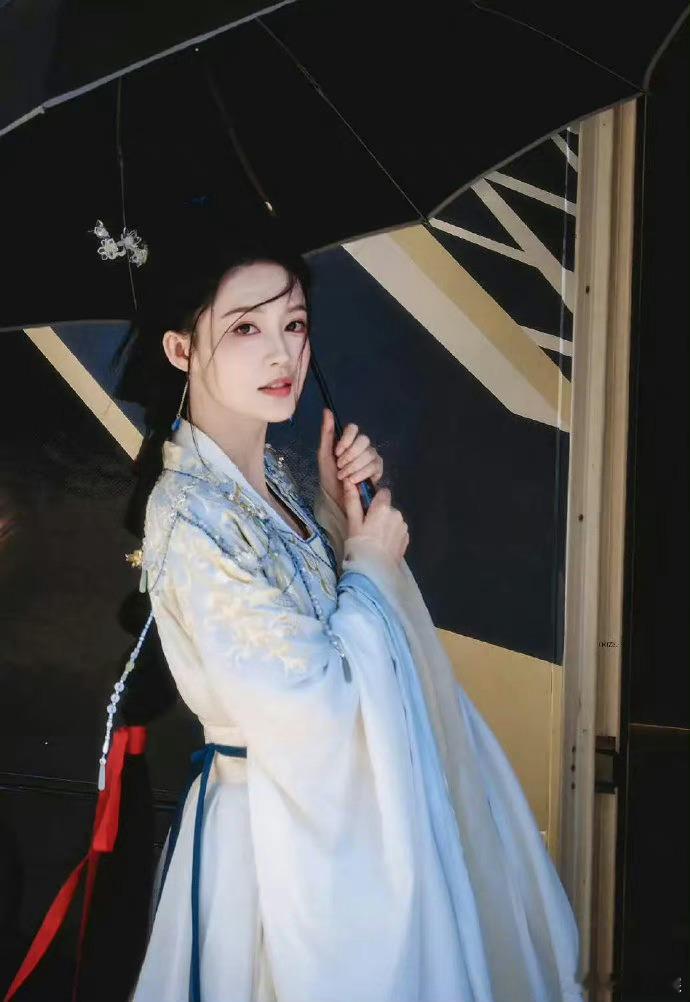 #李沁绾心记路透#李沁&陈哲远《绾心记》造型路透🈶大家期待这部戏吗？ ​​​