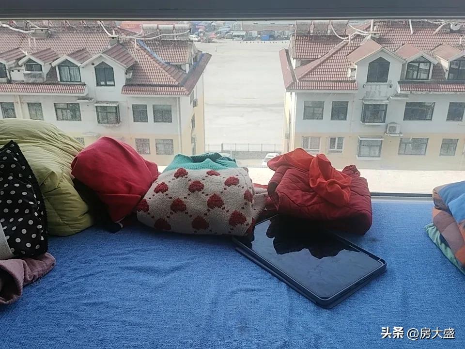 人往往在一些关键时刻，才会深刻体会到靠人不如靠己。落难求助时，平时称兄道弟的朋友